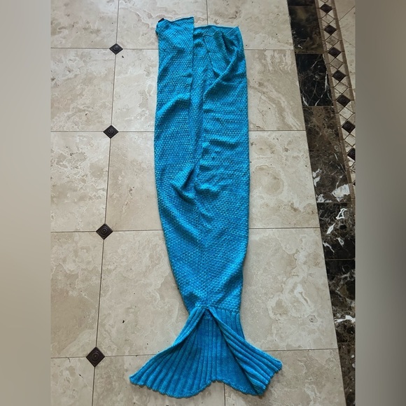 Mermaid Blanket - Picture 2 of 3